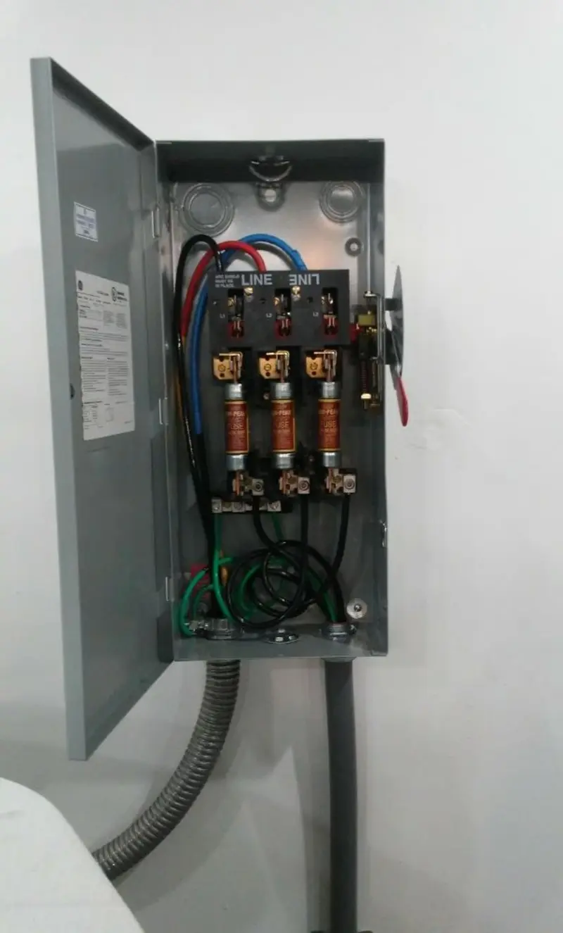 Three-phase disconnect switch installed for Smoke Detector Installation in Berea